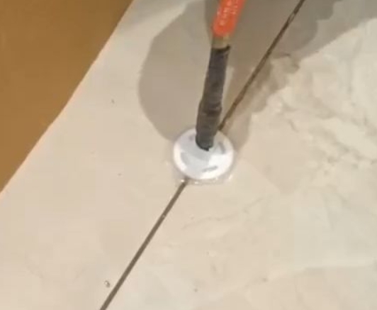 迪庆瓷砖空鼓维修公司专业解答瓷砖在铺贴过程中，如果没有涂抹均匀到位的粘结材料（如水泥砂浆或瓷砖胶），可能会导致以下问题