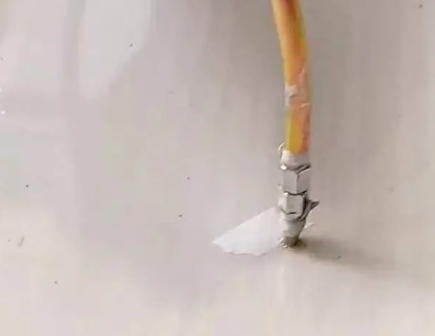 迪庆瓷砖空鼓维修公司专业解答在瓷砖铺贴过程中，如果使用的砂料过粗（如全部使用了粗砂），可能会导致以下问题