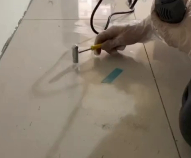 迪庆瓷砖开裂维修公司专业分享瓷砖在铺贴前如果没有沥干水分，将会导致以下问题